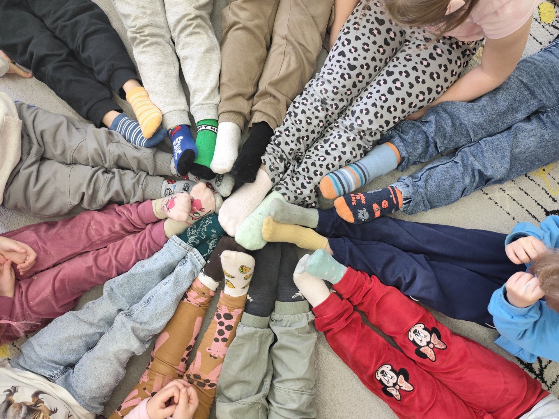 Kolorowe skarpetki w Bajkowej Akademii – uczymy się akceptacji i życzliwości